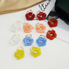 Цветные серьги-кольца с подвесками в виде акриловых цветов M95018