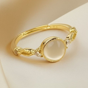 Кольцо с круглым матовым камнем в золотистой оправе 1J11806CJJ