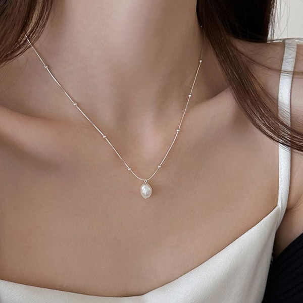 Тонкая цепочка с подвеской из одиночной жемчужины на леске CJN49473