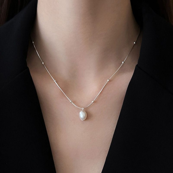 Тонкая цепочка с подвеской из одиночной жемчужины на леске CJN49473