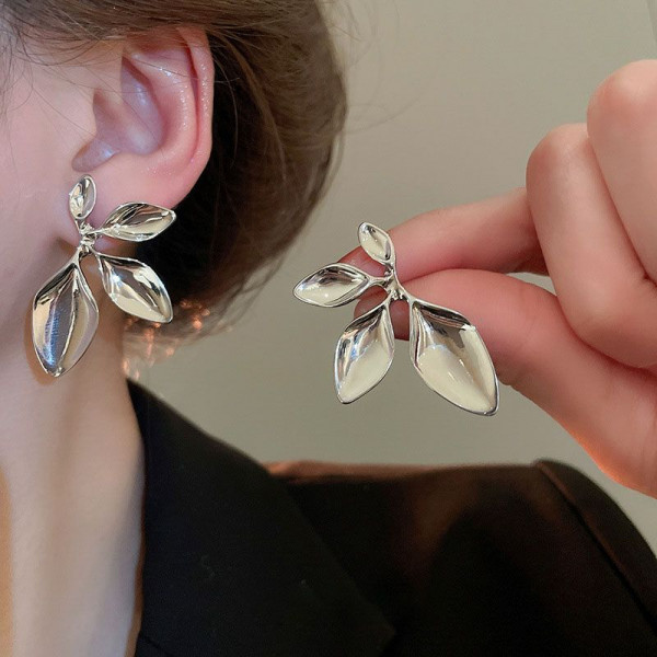 Дизайнерские серьги-пусеты Золотистое трио лепестков CJL19306