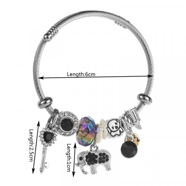 Браслет жесткий разомкнутый с подвеской в виде слона и кристаллами CJN81520