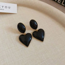 Черные серьги пусеты в форме крупных сердец CJ09928