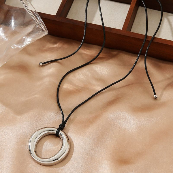 Серебристая цепочка с кольцом на шнурке CJN90471