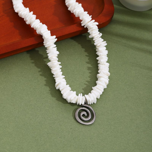 Бусы из натуральной ракушки с металлической подвеской в форме солнца CJN86127