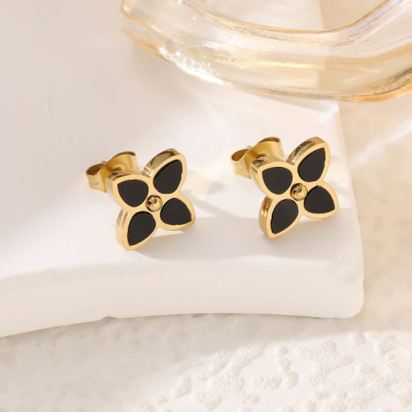 Серьги-пусеты Клевер с жемчужной эмалью CJP45269