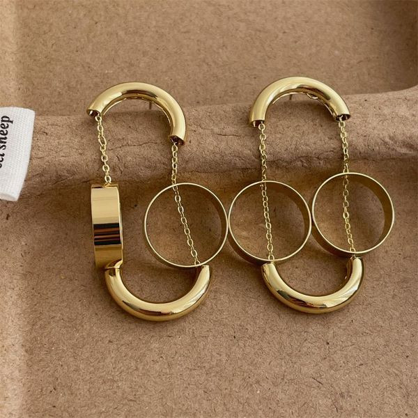 Золотистые серьги пусеты с геометрическими кольцами и цепями CJL81049