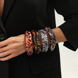 Браслет жесткий акриловый с леопардовым принтом CJT03679