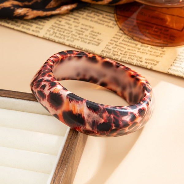 Браслет жесткий акриловый с леопардовым принтом CJT03679