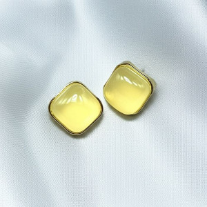 Серьги-гвоздики квадратные с цветной вставкой J10470CJJ