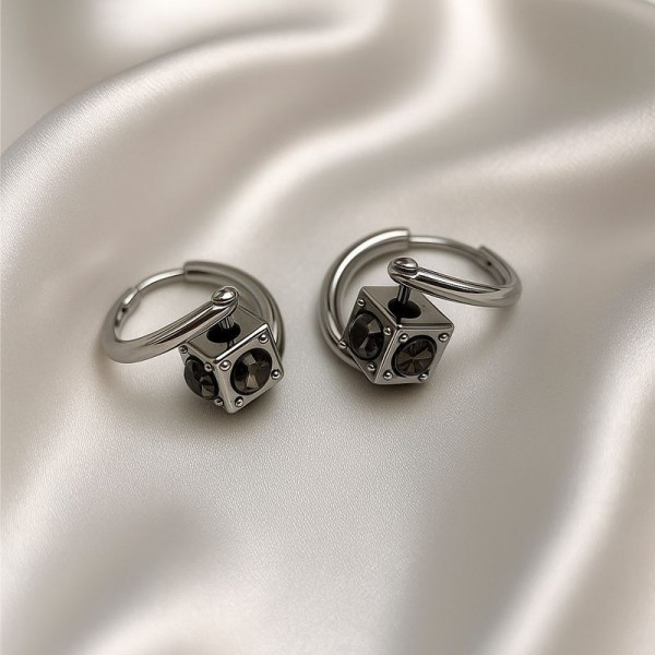 Стальные серьги-кольца конго с подвесками-кубиками J10439CJJ