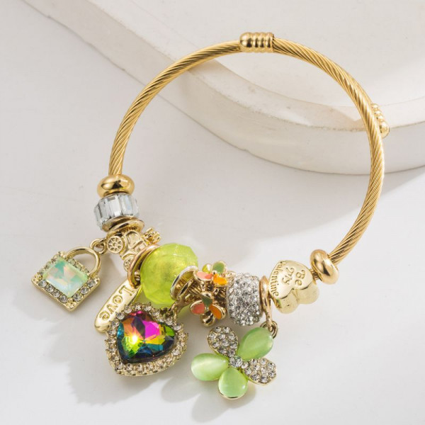 Браслет жесткий с подвесками в виде сердца и бабочки CJN81585