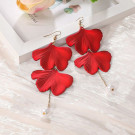 Длинные висячие серьги с объемными красными лепестками CJH50823