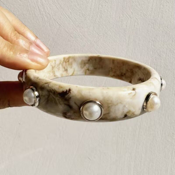 Жесткий браслет CJQ05875