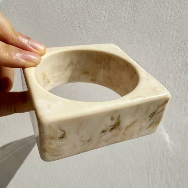 Жесткий браслет CJQ05875