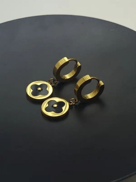 Стальные серьги-кольца конго с черными подвесками-клевером J10207CJJ