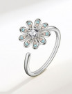 Кольцо в форме ромашки с прозрачными кристаллами Z34203