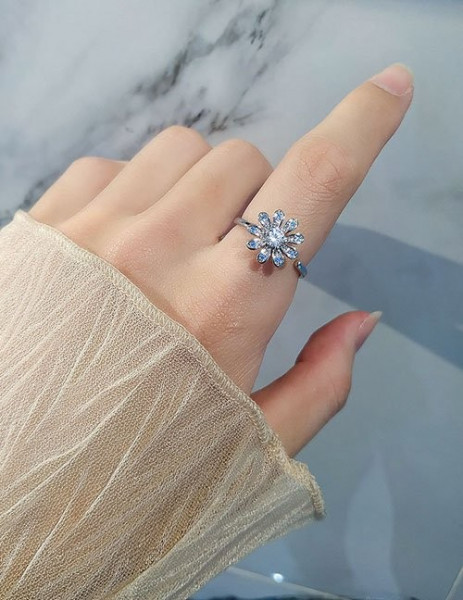 Кольцо в форме ромашки с прозрачными кристаллами Z34203