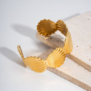 Браслет жесткий в форме золотистых раковин CJL84040