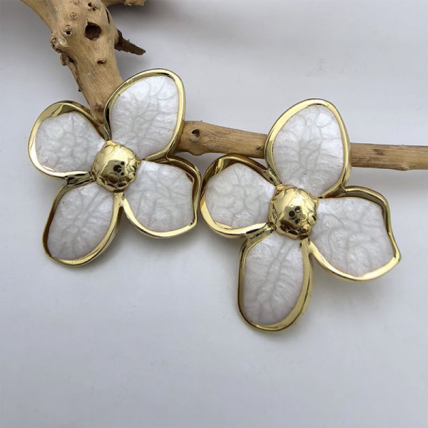 Серьги-пусеты Цветы четырехлистники с эмалью CJL79242