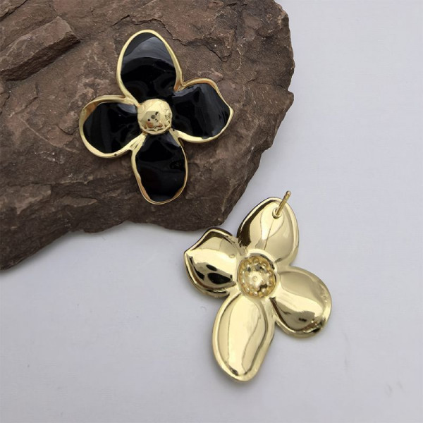 Серьги-пусеты Цветы четырехлистники с эмалью CJL79242