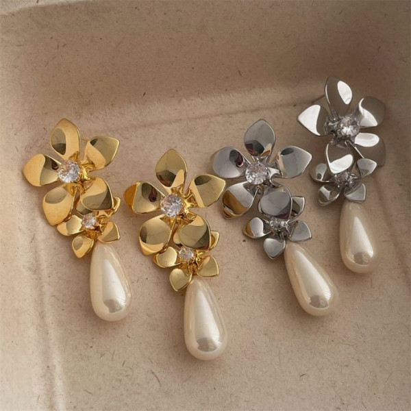 Серьги пусеты в форме золотистых пятилистников с крупным жемчугом CJL16285