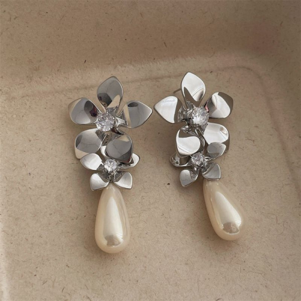 Серьги пусеты в форме золотистых пятилистников с крупным жемчугом CJL16285