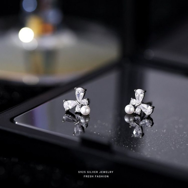 Серьги-гвоздики цветочные с жемчугом и кристаллами J10697CJJ