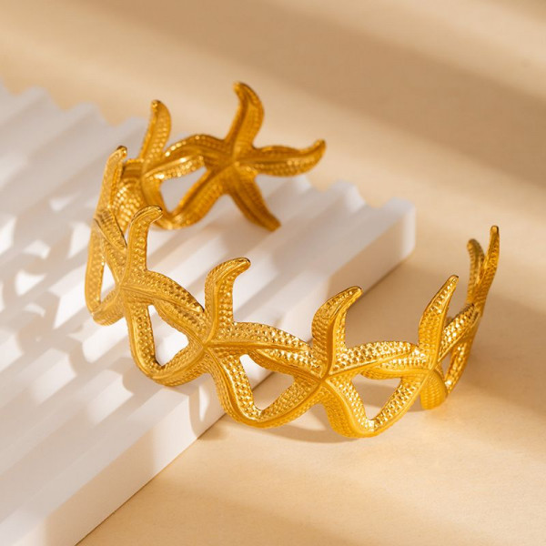 Браслет жесткий ажурный с экзотическими цветами CJN43069