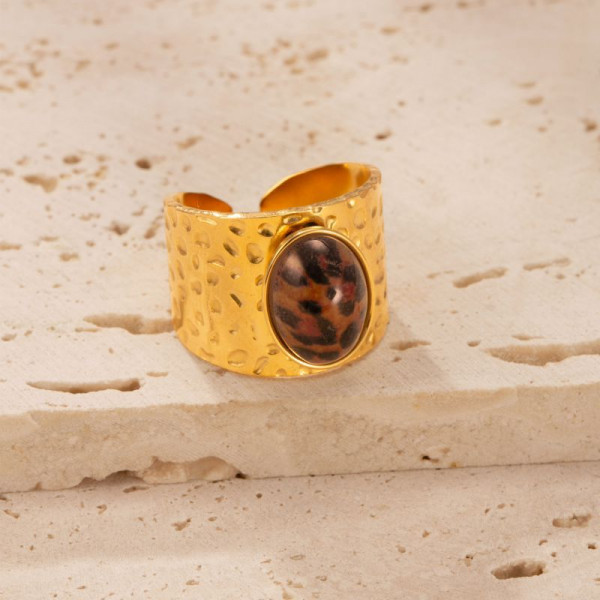 Широкое фактурное кольцо с овальным камнем CJM27239