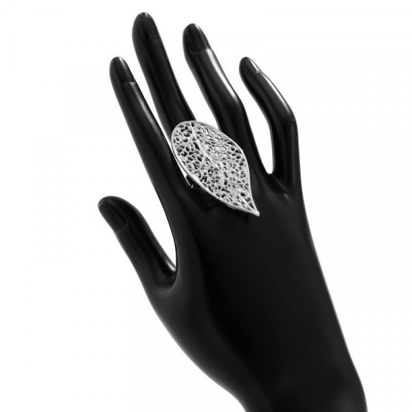 Широкое золотистое кольцо с ажурным узором и жемчужиной CJJ27540