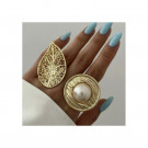 Широкое золотистое кольцо с ажурным узором и жемчужиной CJJ27540