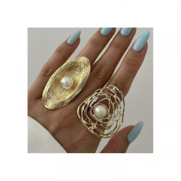 Широкое золотистое кольцо с ажурным узором и жемчужиной CJJ27540