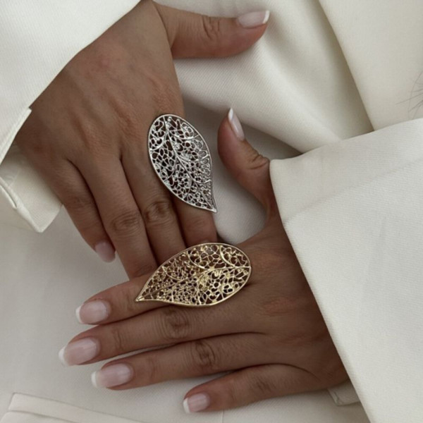 Широкое золотистое кольцо с ажурным узором и жемчужиной CJJ27540