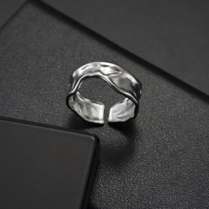 Разомкнутое кольцо с волнообразной формой и матовым финишем CJH57113