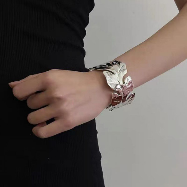 Браслет жесткий широкий кафф с фигурным краем CJH94690