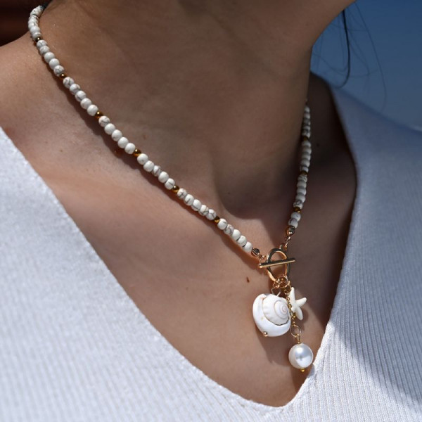 Бусы из мелкого бирюзового камня с подвеской-монетой CJP74984