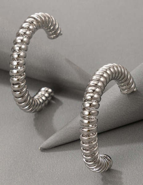 Серебристые серьги-конго с фактурной спиральной нарезкой R32839