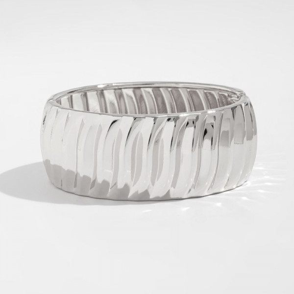 Браслет жесткий широкий с волнообразной чеканкой CJL85644