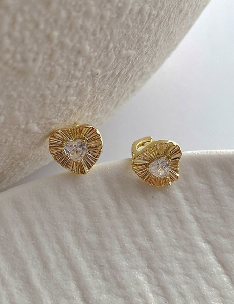 Сияющие серьги-пусеты в форме сердец M22147