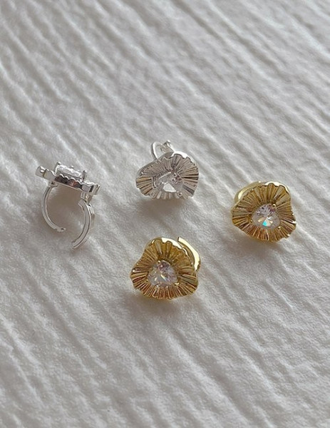 Сияющие серьги-пусеты в форме сердец M22147