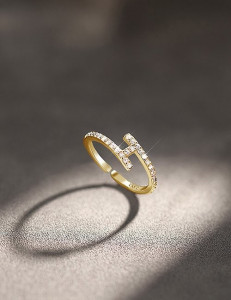 Золотистое спиралевидное кольцо с дорожкой камней L78608