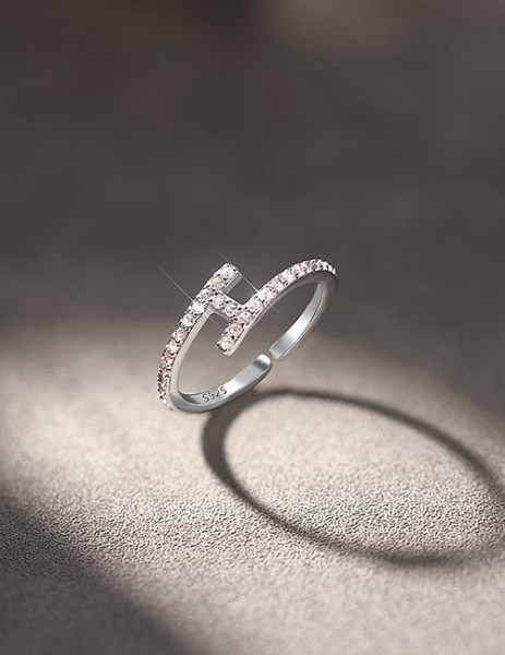 Золотистое спиралевидное кольцо с дорожкой камней L78608