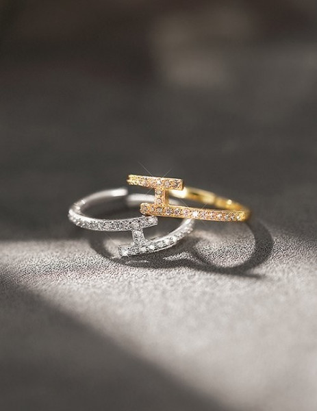 Золотистое спиралевидное кольцо с дорожкой камней L78608