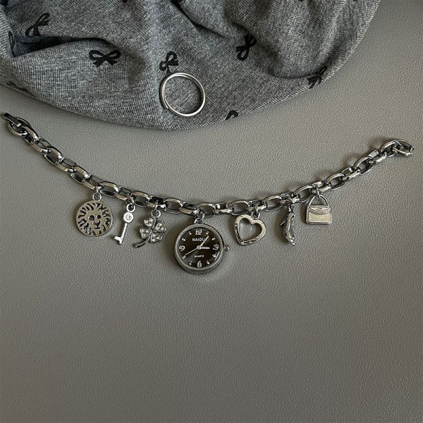 Браслет цепочка с мелкими золотистыми подвесками CJT22149