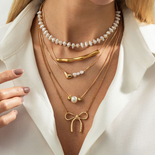 Многослойное колье с жемчужным чокером и золотым бантом CJS98374