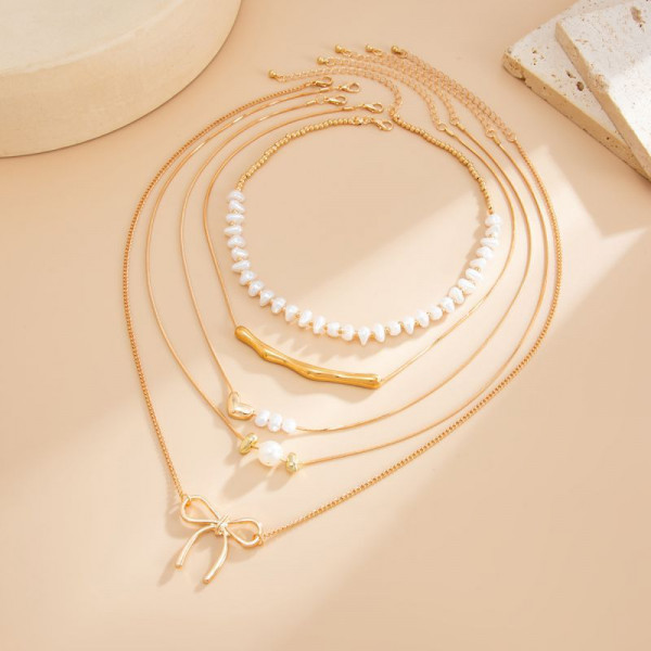 Многослойное колье с жемчужным чокером и золотым бантом CJS98374