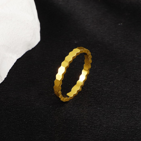 Кольцо с геометрическим рельефом «соты» J11509CJJ