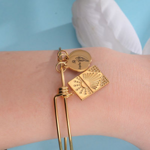 Браслет жесткий с подвесками-талисманами CJM09883