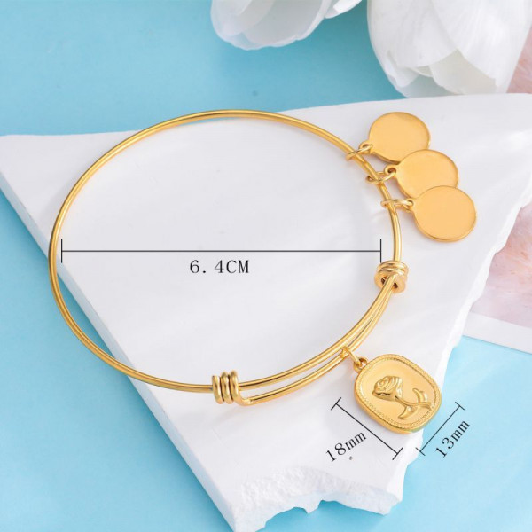 Браслет жесткий с подвесками-талисманами CJM09883